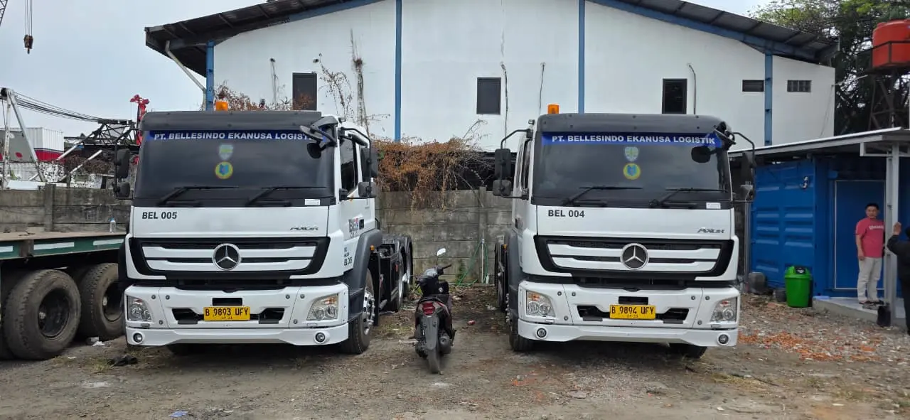 Dua unit truk Mercedes-Benz Axor milik PT. BELLESINDO EKANUSA LOGISTIK.